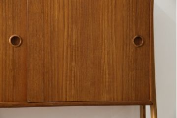 デンマークビンテージ　チーク材　北欧テイストのお部屋づくりにぴったり!!木の温もりを感じさせる洗練されたフォルムのサイドボード(キャビネット、収納棚、戸棚、ヴィンテージ、北欧)(R-074204)