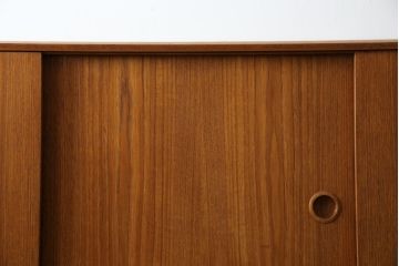 デンマークビンテージ　チーク材　北欧テイストのお部屋づくりにぴったり!!木の温もりを感じさせる洗練されたフォルムのサイドボード(キャビネット、収納棚、戸棚、ヴィンテージ、北欧)(R-074204)