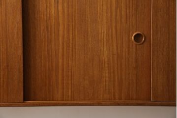 デンマークビンテージ　チーク材　北欧テイストのお部屋づくりにぴったり!!木の温もりを感じさせる洗練されたフォルムのサイドボード(キャビネット、収納棚、戸棚、ヴィンテージ、北欧)(R-074204)