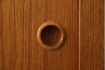 デンマークビンテージ　チーク材　北欧テイストのお部屋づくりにぴったり!!木の温もりを感じさせる洗練されたフォルムのサイドボード(キャビネット、収納棚、戸棚、ヴィンテージ、北欧)(R-074204)
