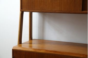 デンマークビンテージ　チーク材　北欧テイストのお部屋づくりにぴったり!!木の温もりを感じさせる洗練されたフォルムのサイドボード(キャビネット、収納棚、戸棚、ヴィンテージ、北欧)(R-074204)