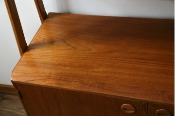 デンマークビンテージ　チーク材　北欧テイストのお部屋づくりにぴったり!!木の温もりを感じさせる洗練されたフォルムのサイドボード(キャビネット、収納棚、戸棚、ヴィンテージ、北欧)(R-074204)