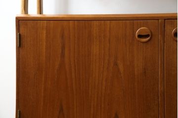デンマークビンテージ　チーク材　北欧テイストのお部屋づくりにぴったり!!木の温もりを感じさせる洗練されたフォルムのサイドボード(キャビネット、収納棚、戸棚、ヴィンテージ、北欧)(R-074204)