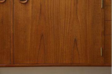 デンマークビンテージ　チーク材　北欧テイストのお部屋づくりにぴったり!!木の温もりを感じさせる洗練されたフォルムのサイドボード(キャビネット、収納棚、戸棚、ヴィンテージ、北欧)(R-074204)