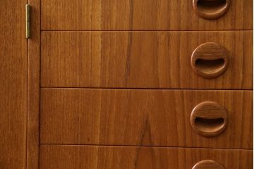 デンマークビンテージ　チーク材　北欧テイストのお部屋づくりにぴったり!!木の温もりを感じさせる洗練されたフォルムのサイドボード(キャビネット、収納棚、戸棚、ヴィンテージ、北欧)(R-074204)