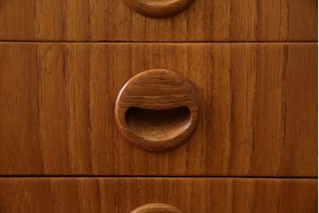 デンマークビンテージ　チーク材　北欧テイストのお部屋づくりにぴったり!!木の温もりを感じさせる洗練されたフォルムのサイドボード(キャビネット、収納棚、戸棚、ヴィンテージ、北欧)(R-074204)