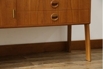 デンマークビンテージ　チーク材　北欧テイストのお部屋づくりにぴったり!!木の温もりを感じさせる洗練されたフォルムのサイドボード(キャビネット、収納棚、戸棚、ヴィンテージ、北欧)(R-074204)