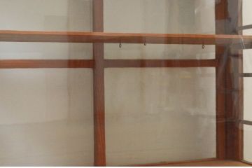 和製アンティーク　高級品　槐(エンジュ)材　太い框組の重厚さが存在感を際立たせる特注ガラスケース(Gケース、ショーケース、飾り棚、陳列棚、店舗什器)(R-074206)