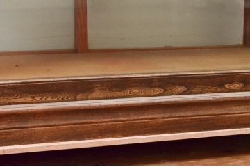 和製アンティーク　高級品　槐(エンジュ)材　太い框組の重厚さが存在感を際立たせる特注ガラスケース(Gケース、ショーケース、飾り棚、陳列棚、店舗什器)(R-074206)