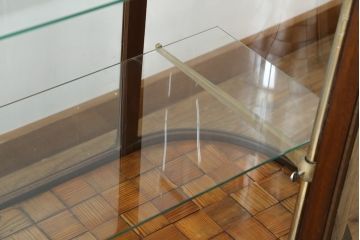 イギリスアンティーク　希少サイズ　パーケットリーが目を惹く!! 華やかな雰囲気漂うオーバルガラスケース(ショーケース、Rガラス、曲げガラス、陳列棚、飾り棚、店舗什器、英国)(R-074207)