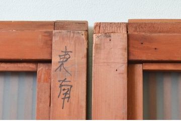 アンティーク建具　赤みがかった木色と整然と並ぶ格子が美しい裏障子付き格子戸3枚セット(引き戸、障子戸)(R-074209)