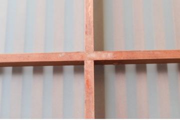 アンティーク建具　赤みがかった木色と整然と並ぶ格子が美しい裏障子付き格子戸3枚セット(引き戸、障子戸)(R-074209)