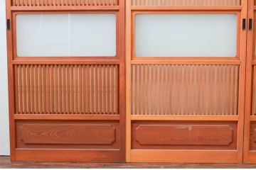 アンティーク建具　腰板欅(ケヤキ)材　上品な和空間を演出してくれる裏障子付き幅狭格子戸4枚セット(引き戸、ガラス帯戸、障子戸)(R-074212)