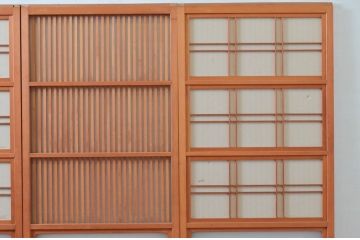 アンティーク建具　腰板欅(ケヤキ)材　上品な和空間を演出してくれる裏障子付き幅狭格子戸4枚セット(引き戸、ガラス帯戸、障子戸)(R-074212)