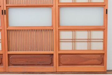 アンティーク建具　腰板欅(ケヤキ)材　上品な和空間を演出してくれる裏障子付き幅狭格子戸4枚セット(引き戸、ガラス帯戸、障子戸)(R-074212)