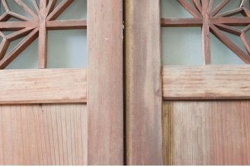 アンティーク建具　お洒落な組子がアクセントになるガラス入り板戸2枚セット(引き戸、帯戸)(R-074214)