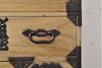 和製アンティーク　厚手で立派な打ち出し金具!!　総桐の六丁引き庄内箪笥(桐箪笥、桐たんす、整理タンス、衣装たんす、古箪笥、時代箪笥、引き出し)(R-074228)