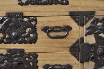 和製アンティーク　厚手で立派な打ち出し金具!!　総桐の六丁引き庄内箪笥(桐箪笥、桐たんす、整理タンス、衣装たんす、古箪笥、時代箪笥、引き出し)(R-074228)