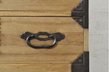 和製アンティーク　厚手で立派な打ち出し金具!!　総桐の庄内箪笥ローチェスト(桐箪笥、桐たんす、整理タンス、衣装たんす、古箪笥、時代箪笥、引き出し、ローボード、テレビ台、テレビボード)(R-074229)