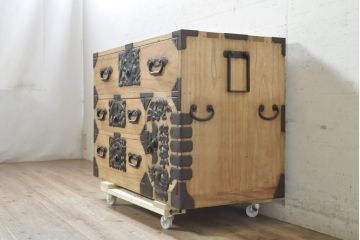 和製アンティーク　厚手で立派な打ち出し金具!!　総桐の庄内箪笥ローチェスト(桐箪笥、桐たんす、整理タンス、衣装たんす、古箪笥、時代箪笥、引き出し、ローボード、テレビ台、テレビボード)(R-074230)