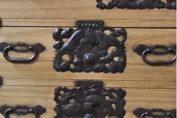 和製アンティーク　厚手で立派な打ち出し金具!!　総桐の庄内箪笥ローチェスト(桐箪笥、桐たんす、整理タンス、衣装たんす、古箪笥、時代箪笥、引き出し、ローボード、テレビ台、テレビボード)(R-074230)