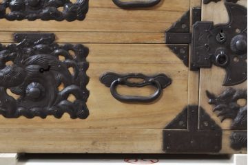 和製アンティーク　厚手で立派な打ち出し金具!!　総桐の庄内箪笥ローチェスト(桐箪笥、桐たんす、整理タンス、衣装たんす、古箪笥、時代箪笥、引き出し、ローボード、テレビ台、テレビボード)(R-074230)