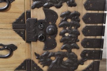 和製アンティーク　厚手で立派な打ち出し金具!!　総桐の庄内箪笥ローチェスト(桐箪笥、桐たんす、整理タンス、衣装たんす、古箪笥、時代箪笥、引き出し、ローボード、テレビ台、テレビボード)(R-074230)