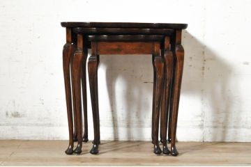 イギリスアンティーク　Lloyd's Antiques(ロイズ・アンティークス)取り扱い　天板のパーケットリーと曲線を描くデザインがお洒落なネストテーブル(サイドテーブル、コーヒーテーブル、カフェテーブル、ローテーブル、英国)(R-074231)