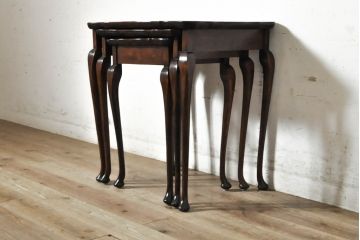 イギリスアンティーク　Lloyd's Antiques(ロイズ・アンティークス)取り扱い　天板のパーケットリーと曲線を描くデザインがお洒落なネストテーブル(サイドテーブル、コーヒーテーブル、カフェテーブル、ローテーブル、英国)(R-074231)