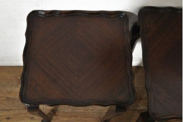 イギリスアンティーク　Lloyd's Antiques(ロイズ・アンティークス)取り扱い　天板のパーケットリーと曲線を描くデザインがお洒落なネストテーブル(サイドテーブル、コーヒーテーブル、カフェテーブル、ローテーブル、英国)(R-074231)