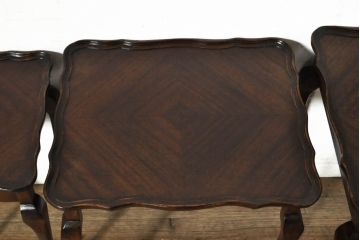 イギリスアンティーク　Lloyd's Antiques(ロイズ・アンティークス)取り扱い　天板のパーケットリーと曲線を描くデザインがお洒落なネストテーブル(サイドテーブル、コーヒーテーブル、カフェテーブル、ローテーブル、英国)(R-074231)