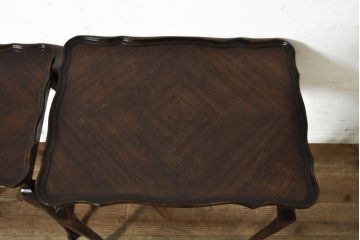 イギリスアンティーク　Lloyd's Antiques(ロイズ・アンティークス)取り扱い　天板のパーケットリーと曲線を描くデザインがお洒落なネストテーブル(サイドテーブル、コーヒーテーブル、カフェテーブル、ローテーブル、英国)(R-074231)