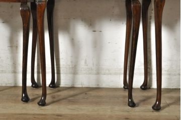 イギリスアンティーク　Lloyd's Antiques(ロイズ・アンティークス)取り扱い　天板のパーケットリーと曲線を描くデザインがお洒落なネストテーブル(サイドテーブル、コーヒーテーブル、カフェテーブル、ローテーブル、英国)(R-074231)