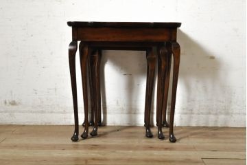 イギリスアンティーク　Lloyd's Antiques(ロイズ・アンティークス)取り扱い　天板のパーケットリーと曲線を描くデザインがお洒落なネストテーブル(サイドテーブル、コーヒーテーブル、カフェテーブル、ローテーブル、英国)(R-074231)