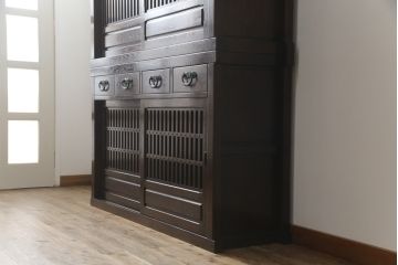 中古　美品!!　広島県　博永家具　松尾博昭作　重厚感ある佇まいが魅力的な五尺水屋箪笥(食器棚、戸棚、収納棚、キャビネット)(R-074263)
