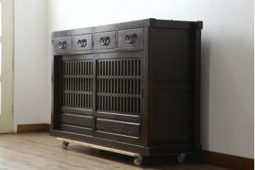 中古　美品　広島県　博永家具　松尾博昭作　重厚感ある佇まいが魅力的な五尺水屋箪笥サイドボード(食器棚、戸棚、収納棚、キャビネット)(R-074265)