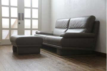 中古　カリモク家具(karimoku)　domani(ドマーニ)　Excel-Life(エクセルライフ)　ZSA3シリーズ　本革(レザー)　スタイリッシュな空間演出におすすめなソファとスツールのセット(3人掛け、3P、アームソファ、オットマン)(定価約107万円)(R-074269)