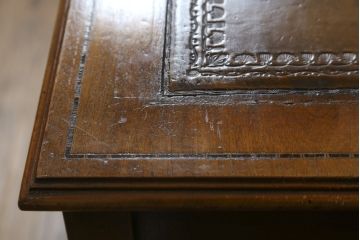 イギリスアンティーク　希少な小振りサイズ!!　マホガニー材　ノスタルジックな雰囲気漂うレザートップデスク(片袖机、ワークデスク、在宅ワーク、在宅用、英国)(R-074274)