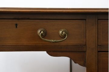 イギリスアンティーク　希少な小振りサイズ!!　マホガニー材　ノスタルジックな雰囲気漂うレザートップデスク(片袖机、ワークデスク、在宅ワーク、在宅用、英国)(R-074274)