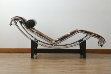 中古　美品!!　イタリア　Cassina(カッシーナ)　Le Corbusier(ル・コルビュジエ)　LC4　スタイリッシュで洗練された大人の空間を演出するシェーズロング(寝椅子、カウチ)(定価約92万円)(R-074275)