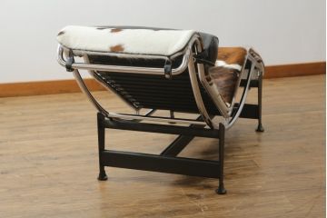 中古　美品!!　イタリア　Cassina(カッシーナ)　Le Corbusier(ル・コルビュジエ)　LC4　スタイリッシュで洗練された大人の空間を演出するシェーズロング(寝椅子、カウチ)(定価約92万円)(R-074275)