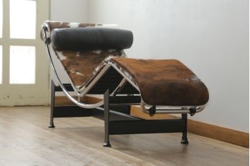 中古　美品!!　イタリア　Cassina(カッシーナ)　Le Corbusier(ル・コルビュジエ)　LC4　スタイリッシュで洗練された大人の空間を演出するシェーズロング(寝椅子、カウチ)(定価約92万円)(R-074275)