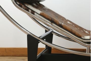 中古　美品!!　イタリア　Cassina(カッシーナ)　Le Corbusier(ル・コルビュジエ)　LC4　スタイリッシュで洗練された大人の空間を演出するシェーズロング(寝椅子、カウチ)(定価約92万円)(R-074275)