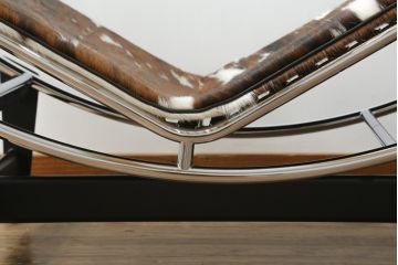 中古　美品!!　イタリア　Cassina(カッシーナ)　Le Corbusier(ル・コルビュジエ)　LC4　スタイリッシュで洗練された大人の空間を演出するシェーズロング(寝椅子、カウチ)(定価約92万円)(R-074275)
