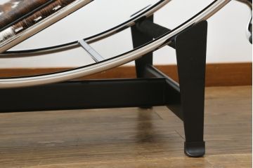 中古　美品!!　イタリア　Cassina(カッシーナ)　Le Corbusier(ル・コルビュジエ)　LC4　スタイリッシュで洗練された大人の空間を演出するシェーズロング(寝椅子、カウチ)(定価約92万円)(R-074275)