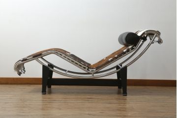中古　美品!!　イタリア　Cassina(カッシーナ)　Le Corbusier(ル・コルビュジエ)　LC4　スタイリッシュで洗練された大人の空間を演出するシェーズロング(寝椅子、カウチ)(定価約92万円)(R-074275)