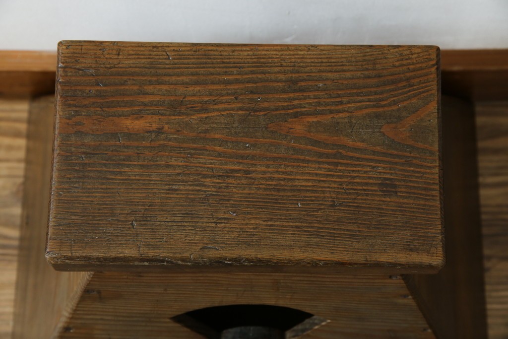 和製アンティーク　松材　古い木が味わい深いシンプルな踏み台　(R-074277)