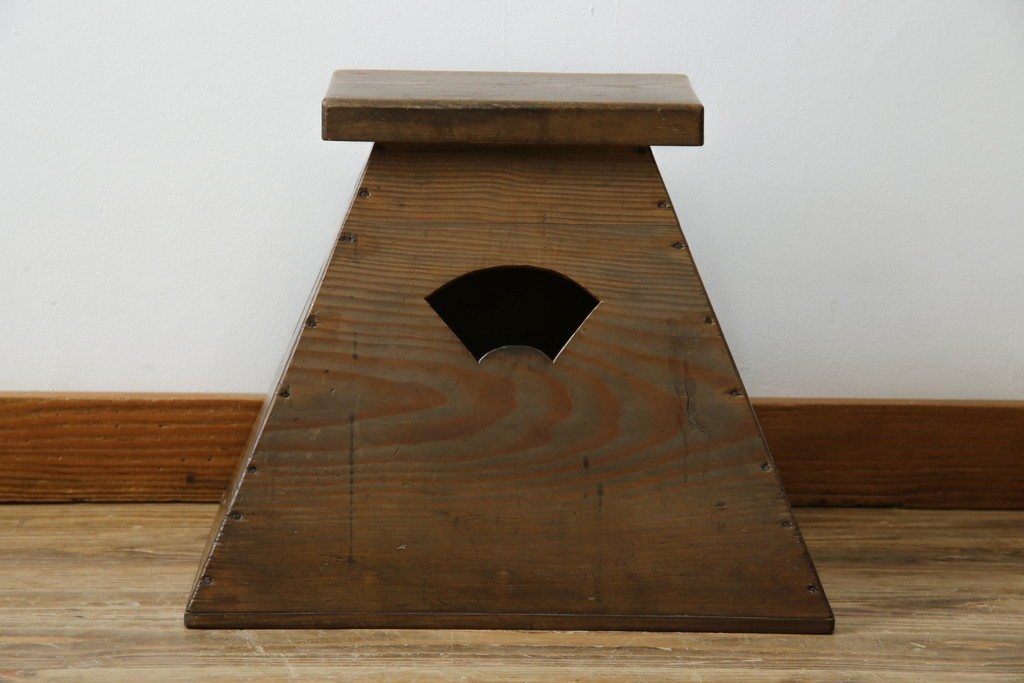 和製アンティーク　松材　古い木が味わい深いシンプルな踏み台　(R-074277)