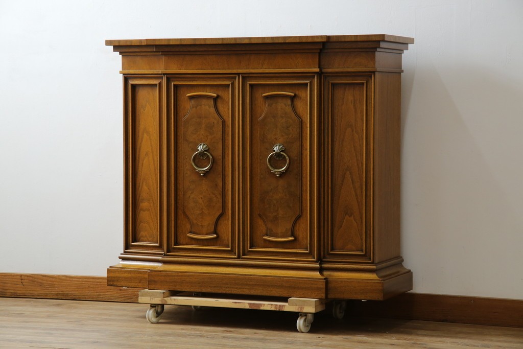 中古　美品　DREXEL HERITAGE(ドレクセルヘリテイジ)　FRANCHESCA(フランチェスカ)　リング取っ手が印象的なキャビネット　(R-074288)