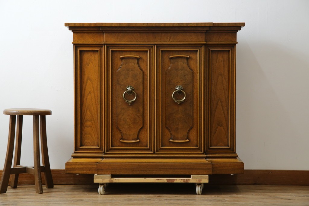 中古　美品　DREXEL HERITAGE(ドレクセルヘリテイジ)　FRANCHESCA(フランチェスカ)　リング取っ手が印象的なキャビネット　(R-074288)